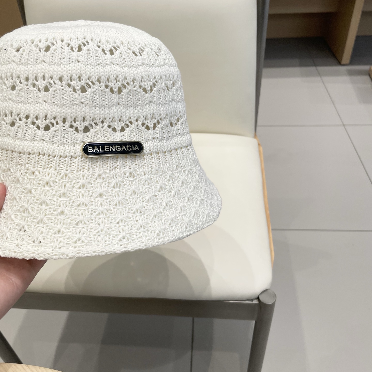  BALENCIAGA巴黎世家2025帽子女春夏新品纯色镂空遮阳渔夫帽时尚出游防晒盆帽显脸桶帽