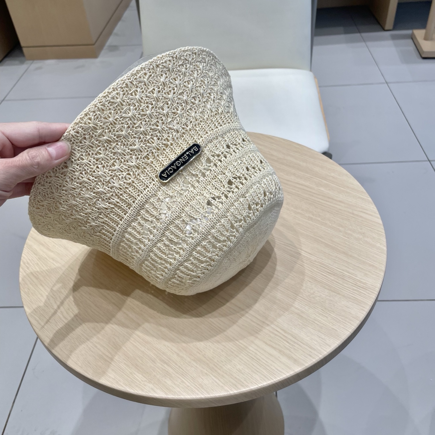  BALENCIAGA巴黎世家2025帽子女春夏新品纯色镂空遮阳渔夫帽时尚出游防晒盆帽显脸桶帽