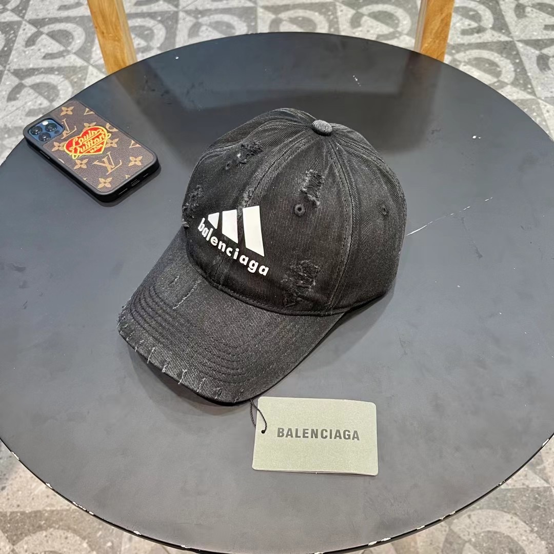  巴黎世家& 最新款🧢棒球帽
定制棉质面料!!整体透气性很好
精致的字母刺绣和工整的走线，
版型超正值得