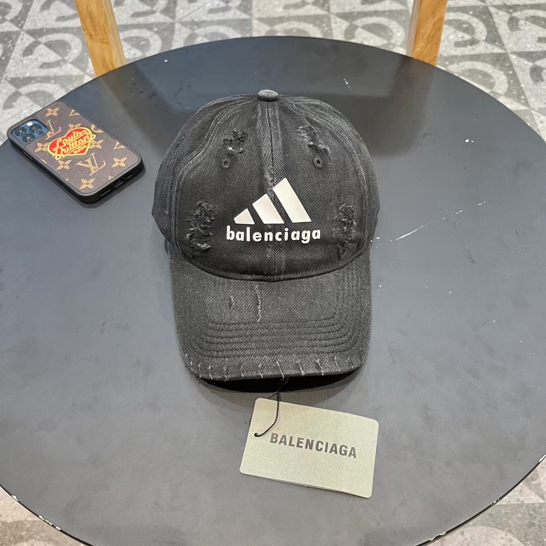  巴黎世家& 最新款🧢棒球帽
定制棉质面料!!整体透气性很好
精致的字母刺绣和工整的走线，
版型超正值得