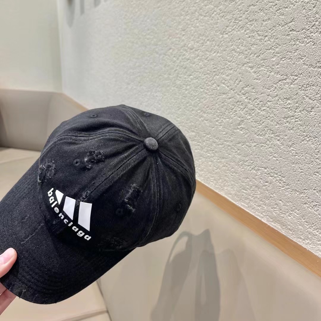  巴黎世家& 最新款🧢棒球帽
定制棉质面料!!整体透气性很好
精致的字母刺绣和工整的走线，
版型超正值得