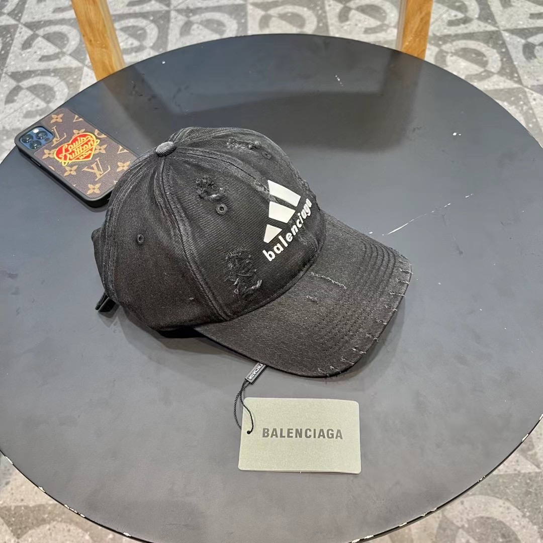  巴黎世家& 最新款🧢棒球帽
定制棉质面料!!整体透气性很好
精致的字母刺绣和工整的走线，
版型超正值得