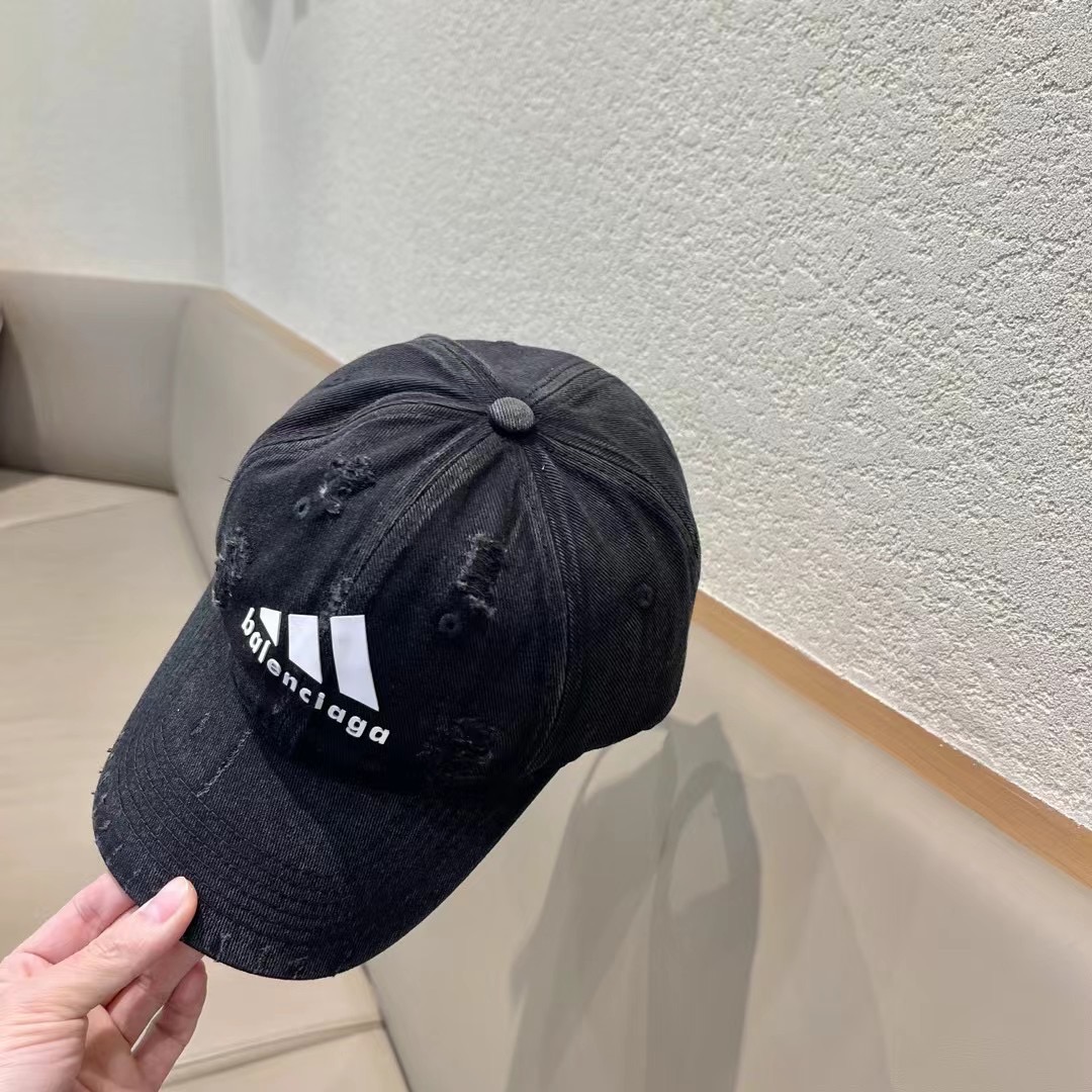  巴黎世家& 最新款🧢棒球帽
定制棉质面料!!整体透气性很好
精致的字母刺绣和工整的走线，
版型超正值得