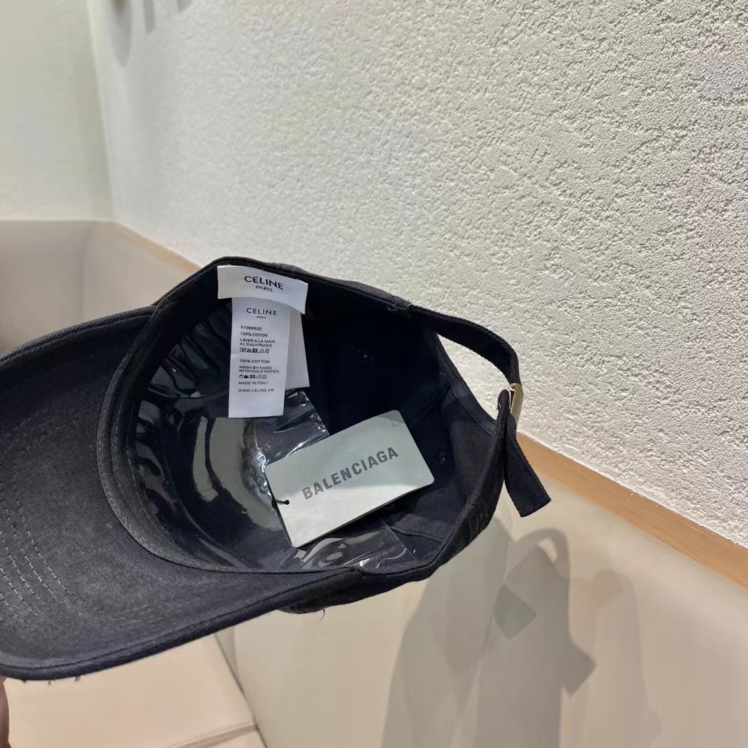  巴黎世家& 最新款🧢棒球帽
定制棉质面料!!整体透气性很好
精致的字母刺绣和工整的走线，
版型超正值得