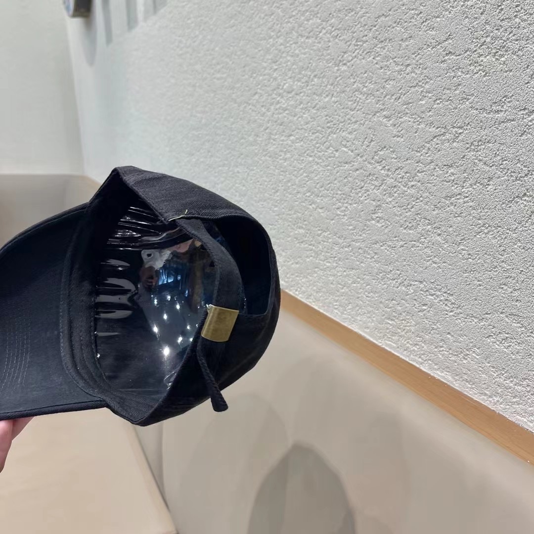  巴黎世家& 最新款🧢棒球帽
定制棉质面料!!整体透气性很好
精致的字母刺绣和工整的走线，
版型超正值得