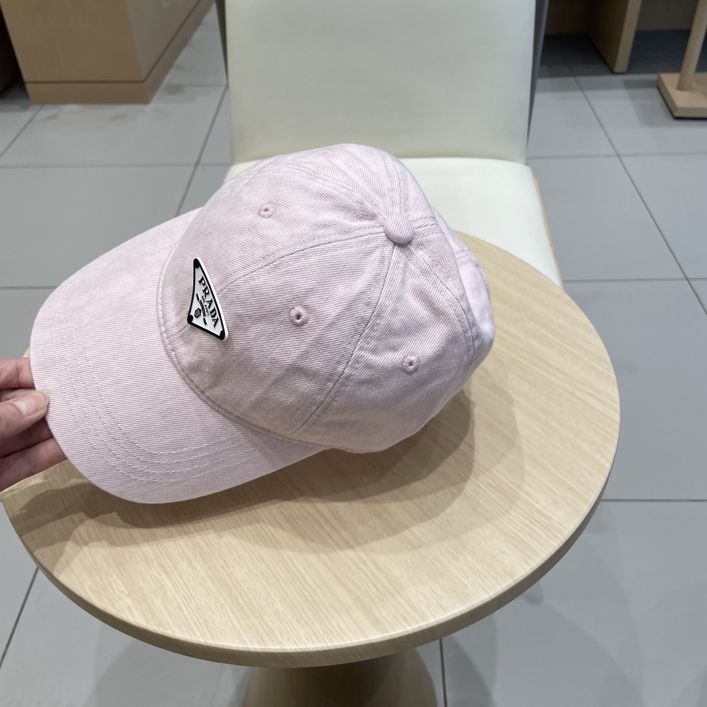  PRADA普拉达春夏新款高品质棒球帽
定制面料，手感好到赞！分分钟完胜市场版本