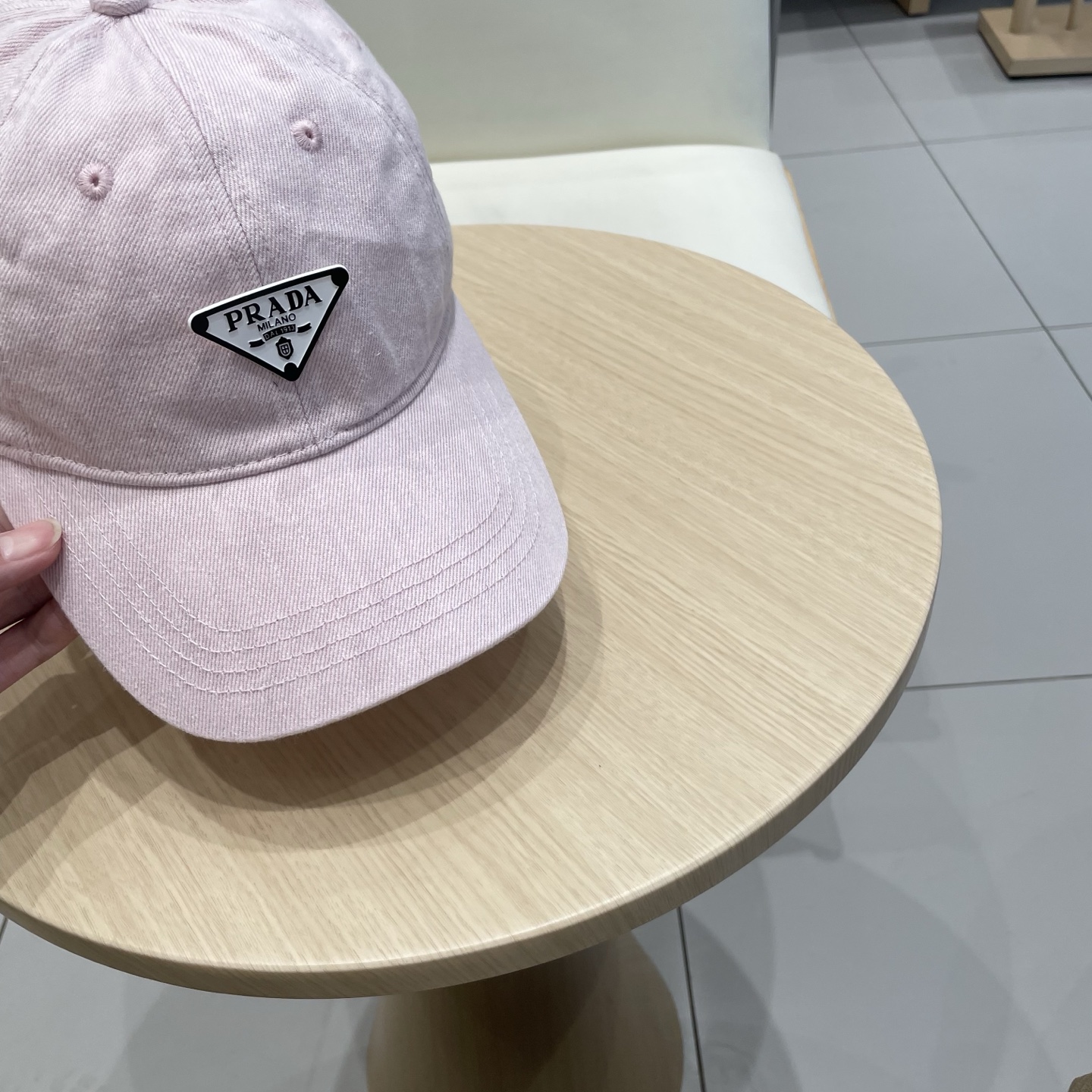  PRADA普拉达春夏新款高品质棒球帽
定制面料，手感好到赞！分分钟完胜市场版本