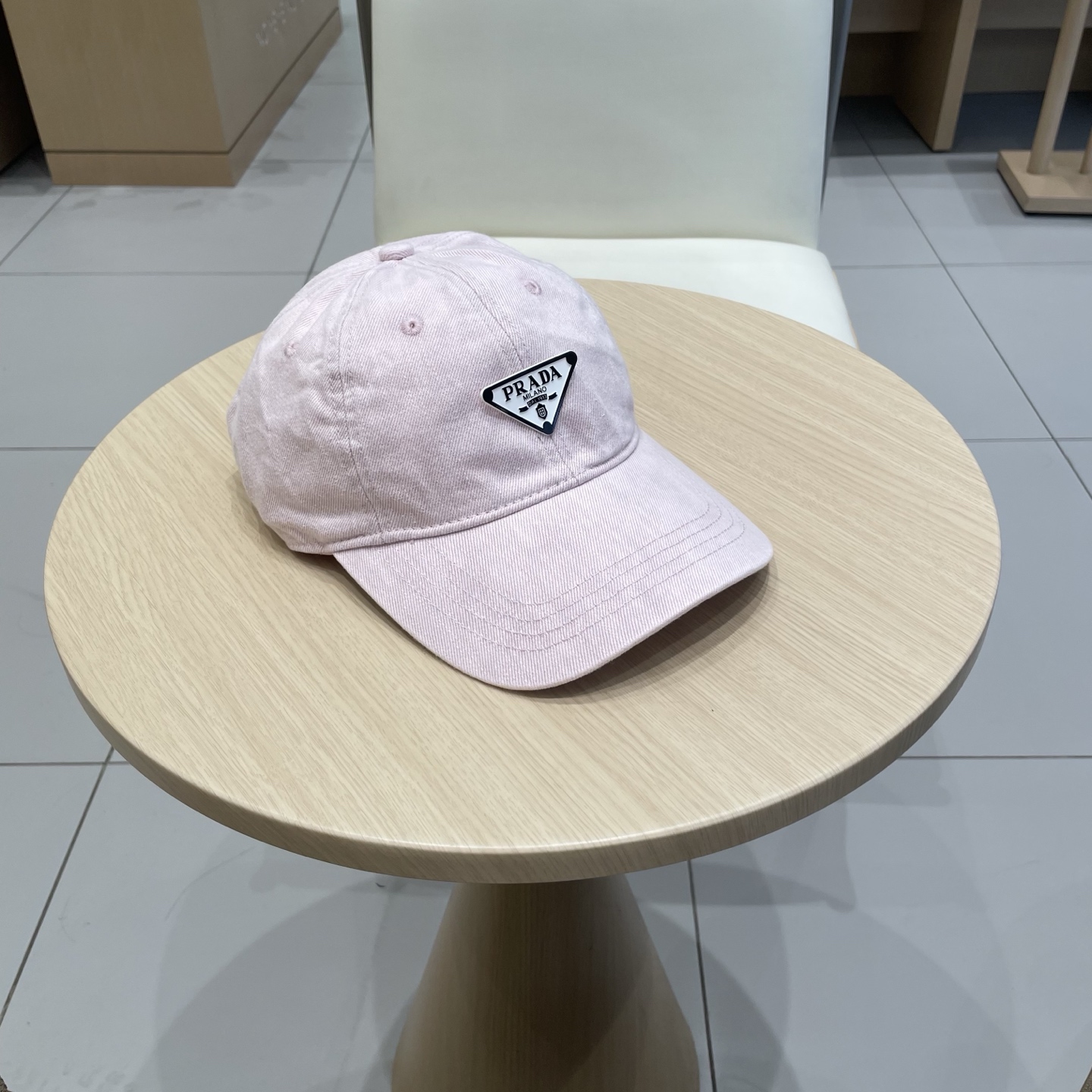  PRADA普拉达春夏新款高品质棒球帽
定制面料，手感好到赞！分分钟完胜市场版本