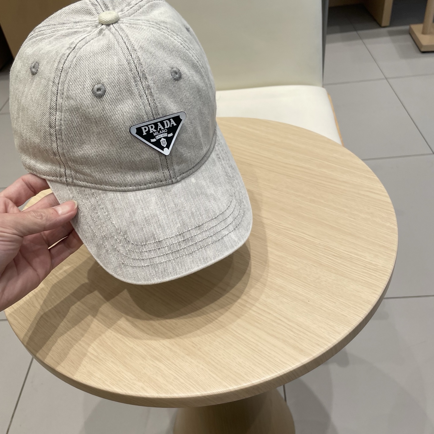  PRADA普拉达春夏新款高品质棒球帽
定制面料，手感好到赞！分分钟完胜市场版本！
 