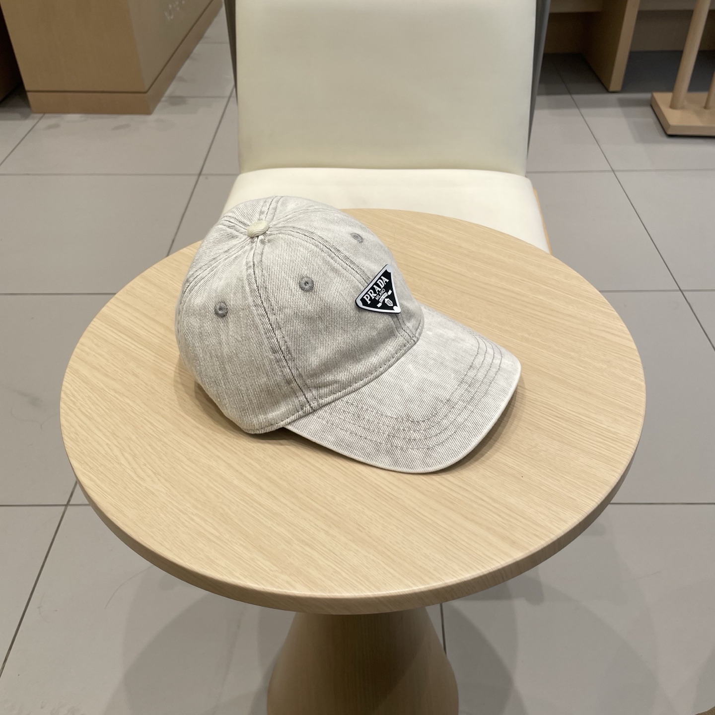  PRADA普拉达春夏新款高品质棒球帽
定制面料，手感好到赞！分分钟完胜市场版本！
 