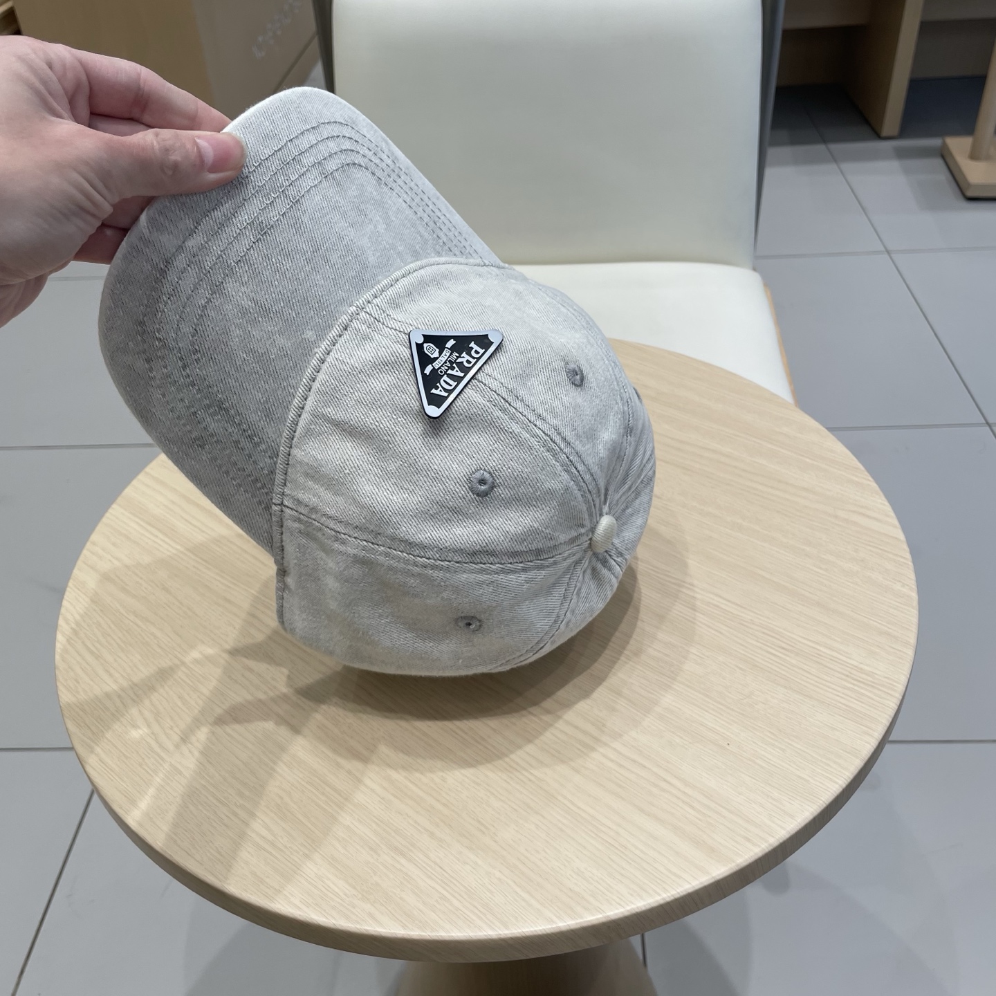  PRADA普拉达春夏新款高品质棒球帽
定制面料，手感好到赞！分分钟完胜市场版本！
 