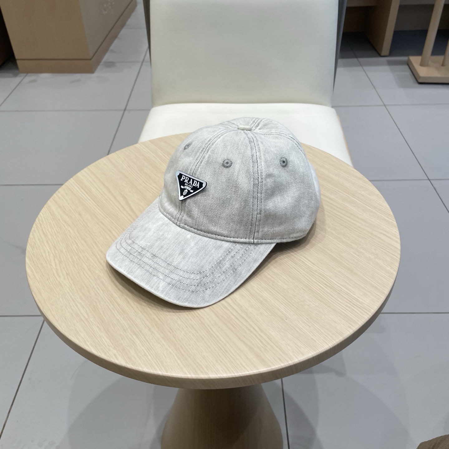  PRADA普拉达春夏新款高品质棒球帽
定制面料，手感好到赞！分分钟完胜市场版本！
 