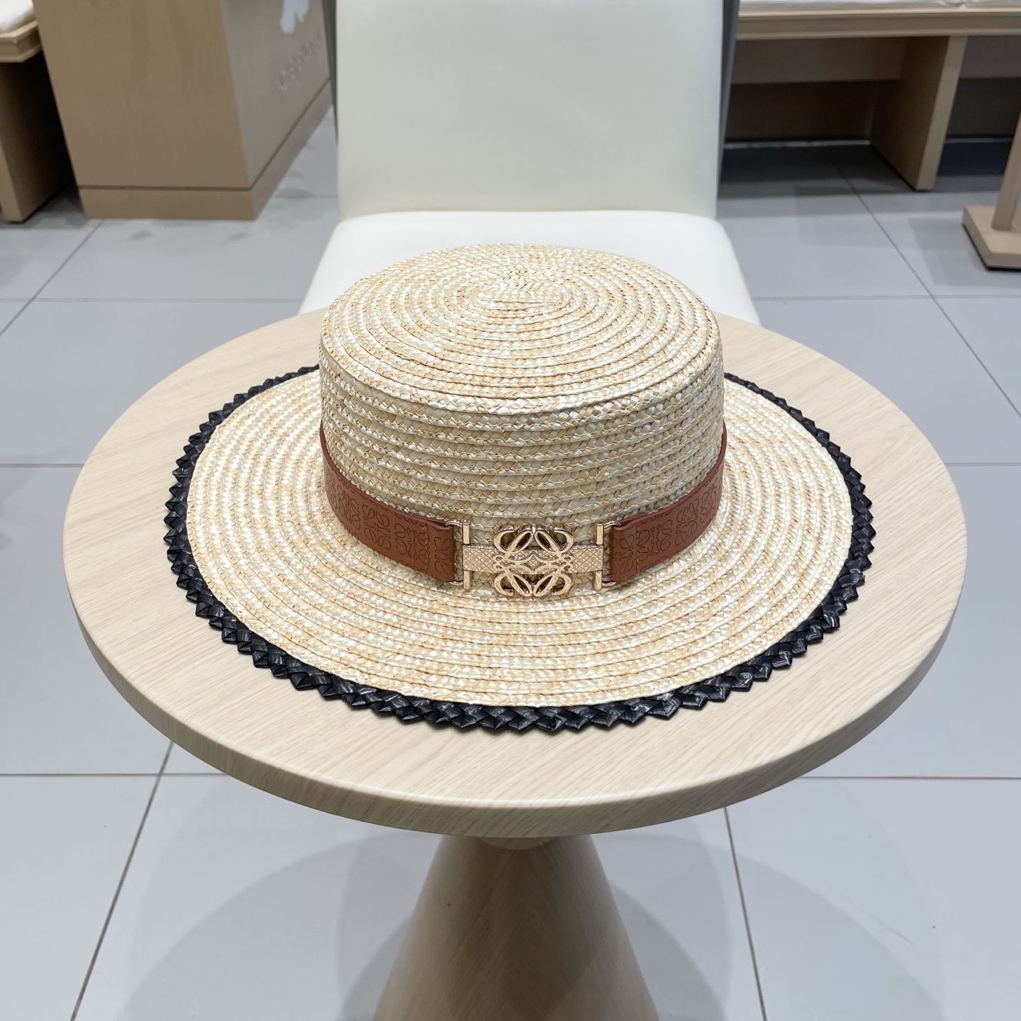 NO:355415,Loewe's new Chanel Chanel straw hat, flat top hat, Japanese-supported production, belt Simple flat top elegant straw hat for women's sun protection beach vacation sun hat · A flat top hat with a long aesthetic, full shape, summer daily, going out for a street, travel and vacation A beautiful and sun-shaded straw hat adds a lot of color!  This little top hat is amazing~ The brim is moderate, it is not an exaggeration at all, and it is a very touching face shape when worn!  Fine imported natural wheat straw high-quality papyrus material woven, light and breathable, soft and comfortable to touch, skin-friendly, treasures, hats, straw hats, fisherman hats, baseball hats, hats, chanel, chanel, loewe, loewe, espadrilles, hats罗意威loewe新款Chanel香奈儿草帽,平顶礼帽,日本支持制作,皮带 简约平顶优雅草帽女防晒海边度假遮阳帽 ·一款长在审美上的 平顶小礼帽, 造型满分 ,夏日日常 出街, 出游度假 一顶好看又遮阳的 草帽增色不少！ 这款小礼帽绝绝子～ 帽檐适中 , 一点也不夸张 , 戴起来很修饰脸型的版型 ！ 细密的 进口天然麦杆草优质纸草材质编织, 轻盈透气,手感柔软舒适 , 亲肤, 宝们要get起来帽子草帽渔夫帽棒球帽,帽子,chanel,chanel,loewe,loewe,espadrilles,hats,hat