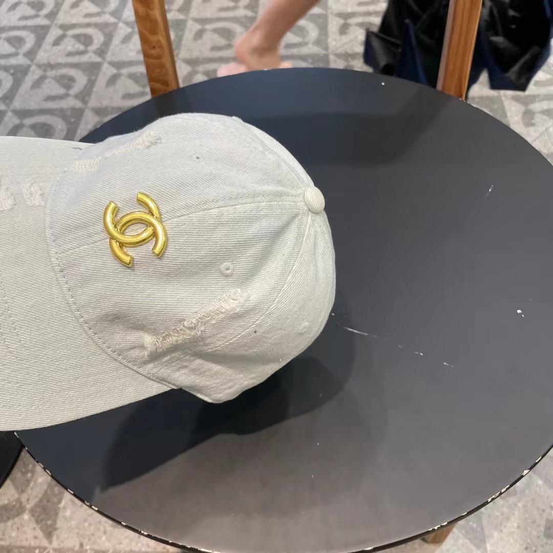  香奈儿 新款洗水牛仔棒球帽
火爆技术升级，洗水牛仔风街头风十足
更符合现在时尚小哥哥小姐姐的style