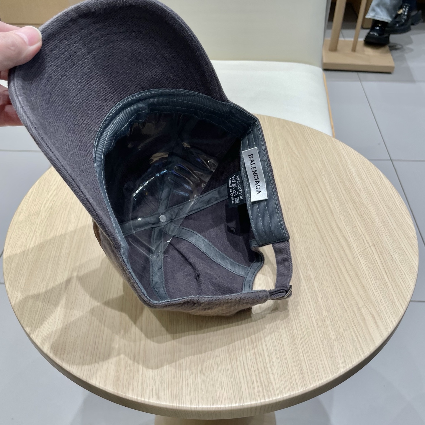  BALENCIAGA巴黎世家新款logo棒球帽，很酷的色系，男女佩戴都有不同style，第一批抢先出货