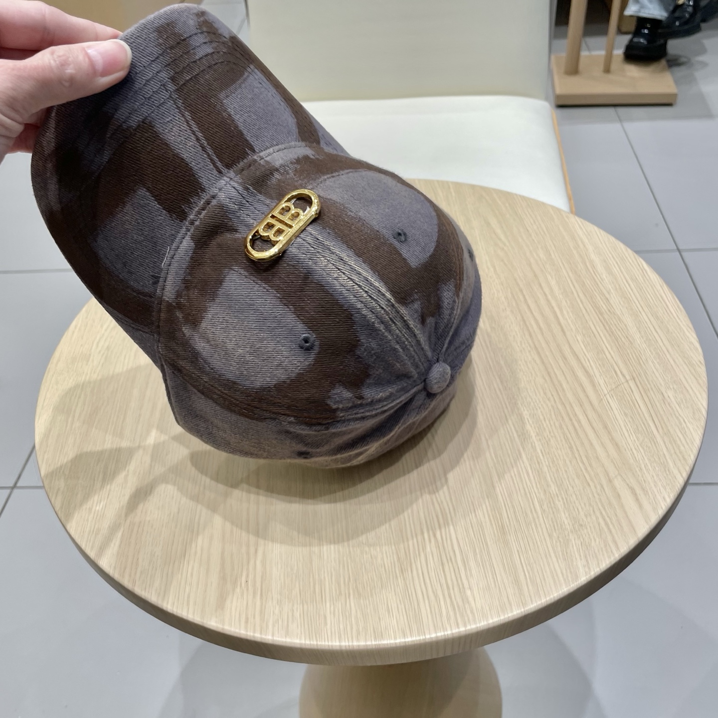  BALENCIAGA巴黎世家新款logo棒球帽，很酷的色系，男女佩戴都有不同style，第一批抢先出货