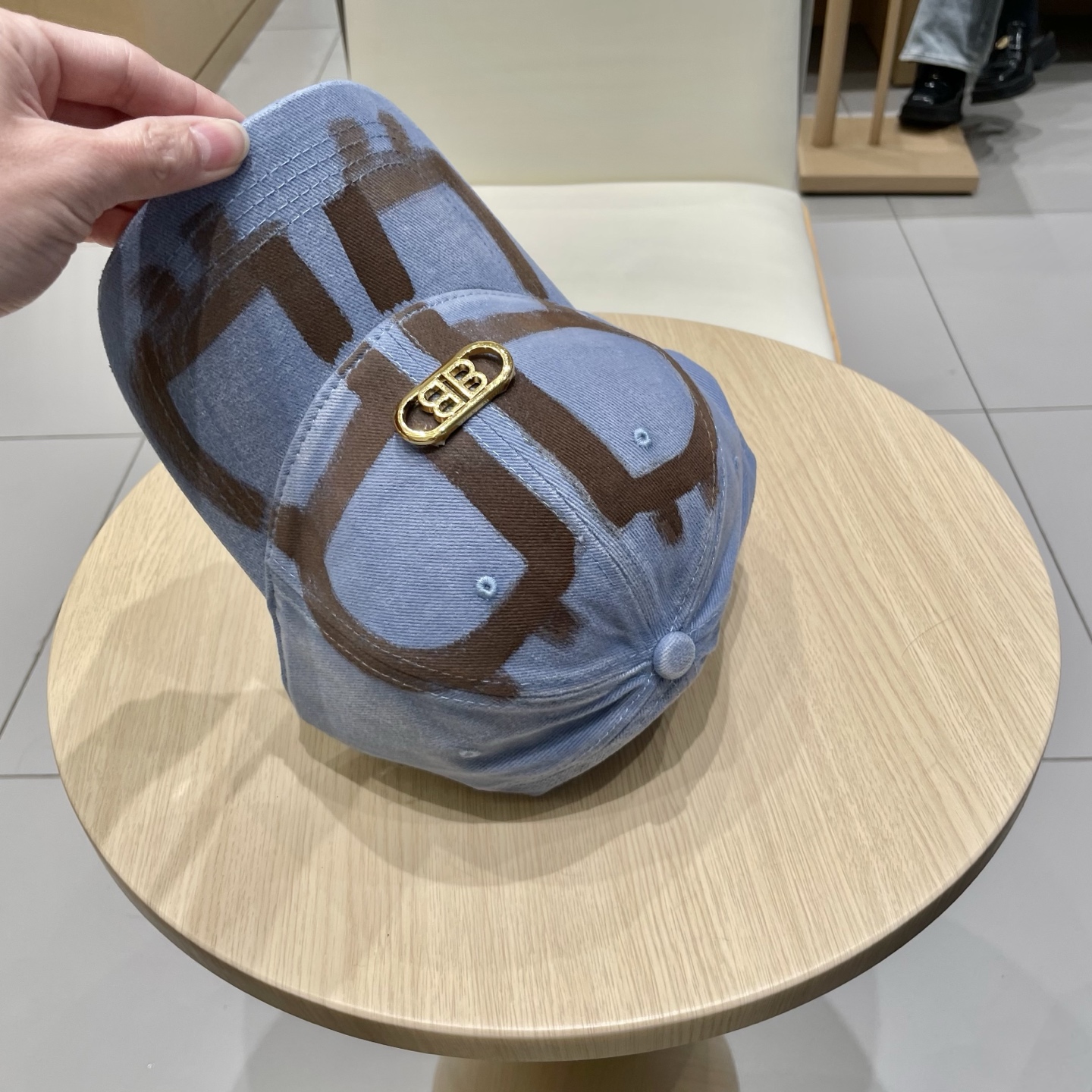  BALENCIAGA巴黎世家新款logo棒球帽，很酷的色系，男女佩戴都有不同style，第一批抢先出货