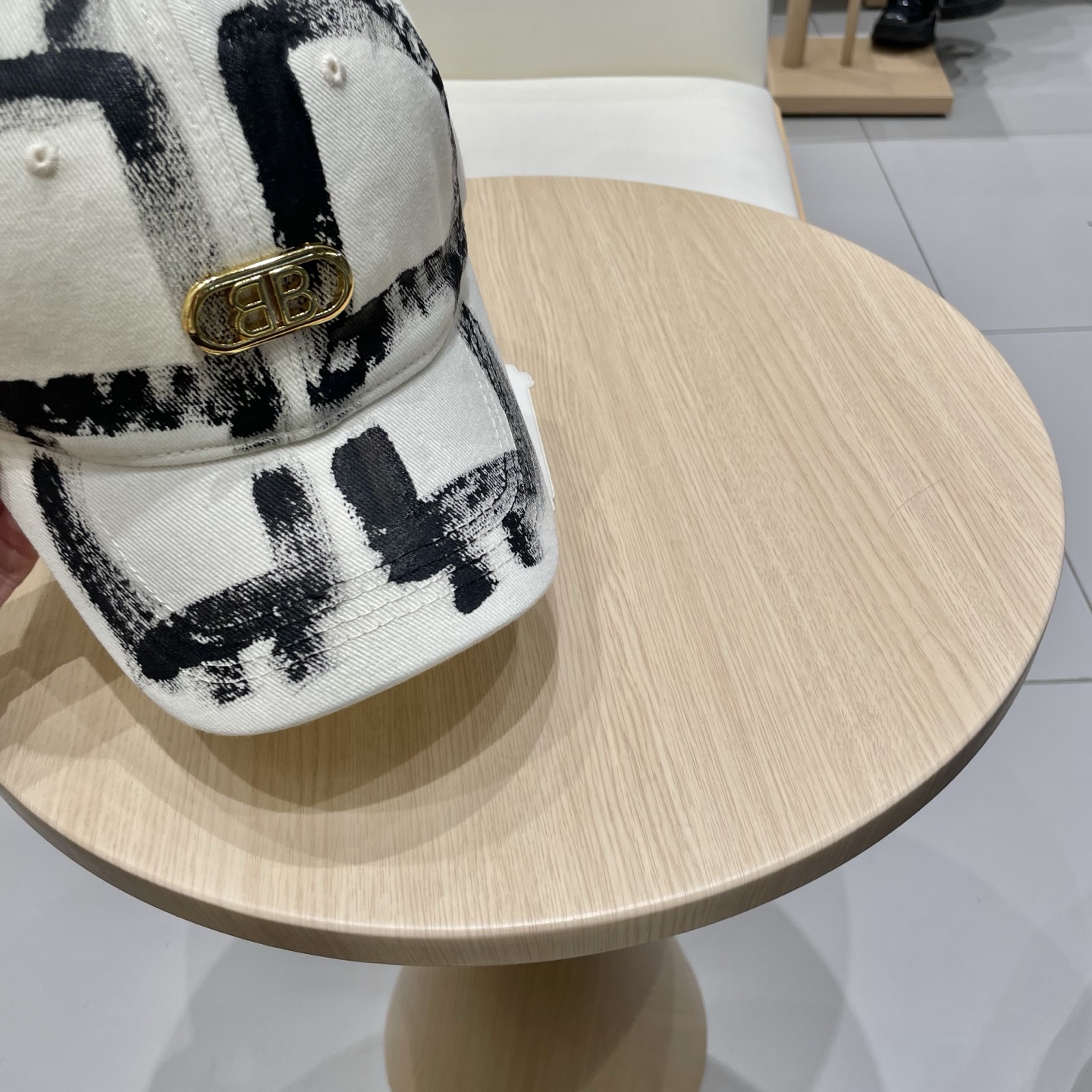  BALENCIAGA巴黎世家新款logo棒球帽，很酷的色系，男女佩戴都有不同style，第一批抢先出货