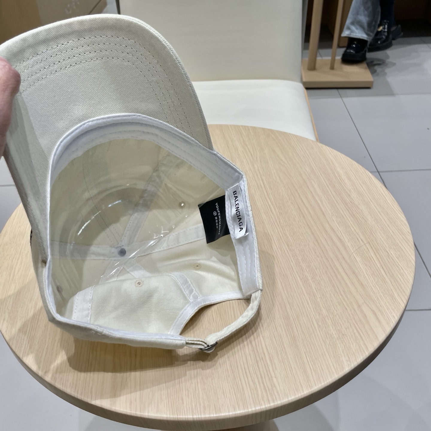  BALENCIAGA巴黎世家新款logo棒球帽，很酷的色系，男女佩戴都有不同style，第一批抢先出货