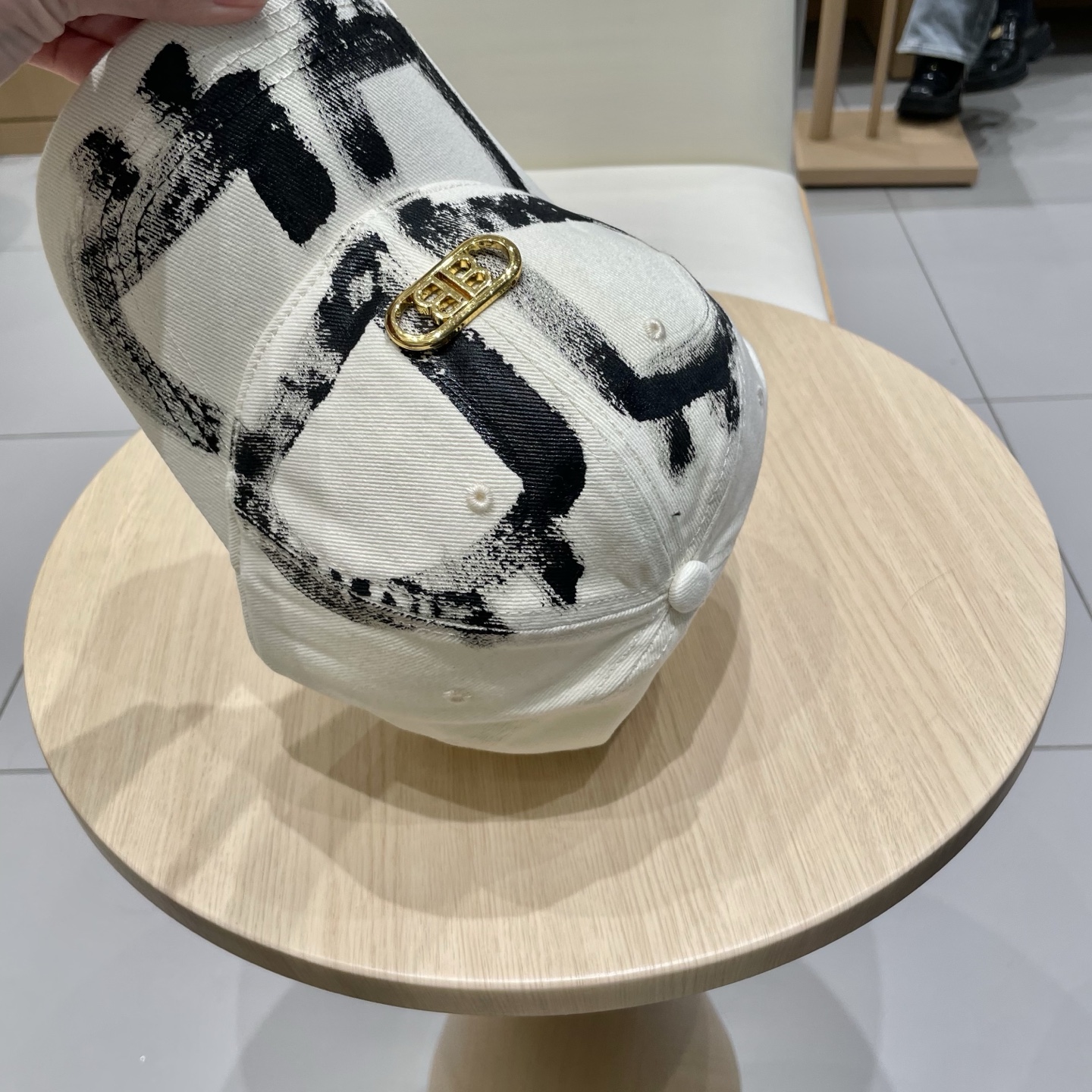  BALENCIAGA巴黎世家新款logo棒球帽，很酷的色系，男女佩戴都有不同style，第一批抢先出货