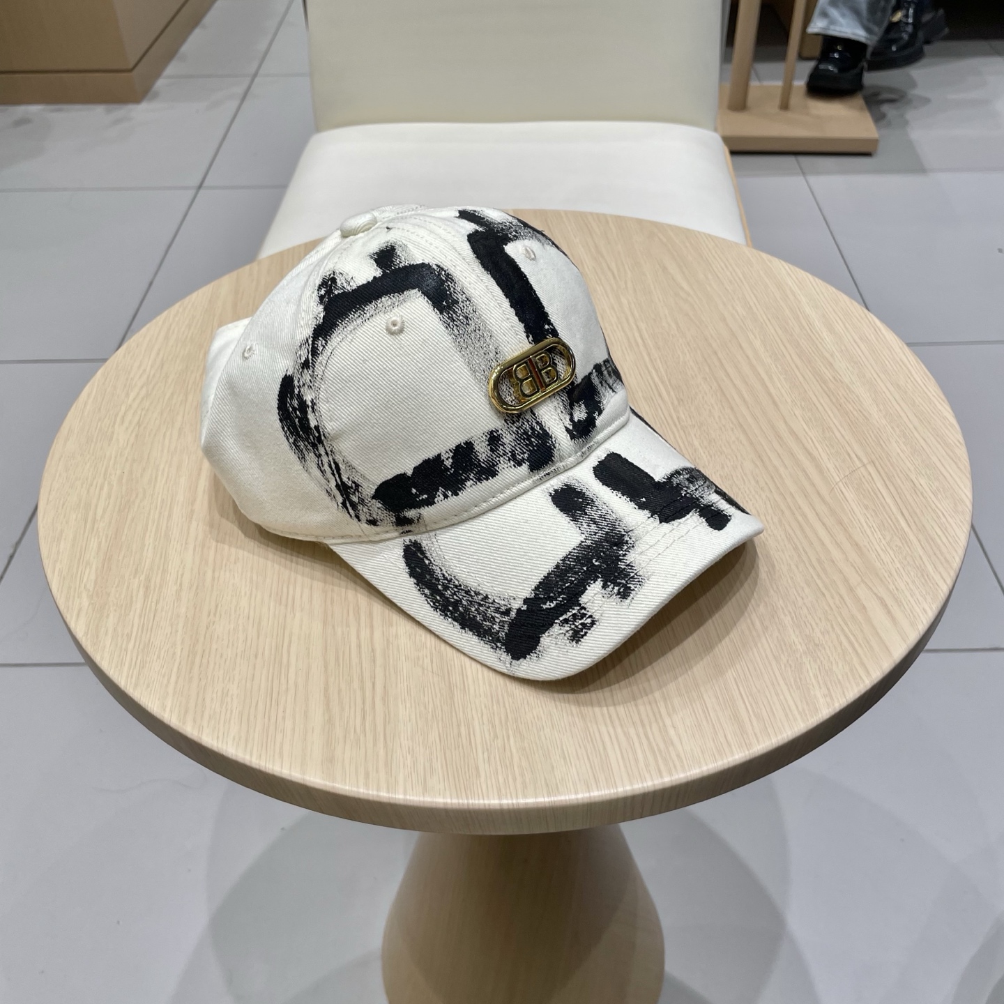  BALENCIAGA巴黎世家新款logo棒球帽，很酷的色系，男女佩戴都有不同style，第一批抢先出货