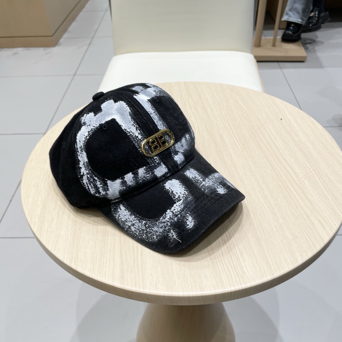  BALENCIAGA巴黎世家新款logo棒球帽，很酷的色系，男女佩戴都有不同style，第一批抢先出货