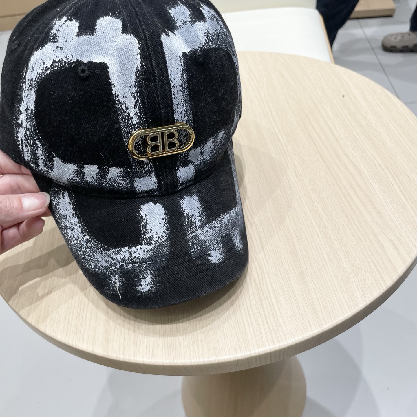  BALENCIAGA巴黎世家新款logo棒球帽，很酷的色系，男女佩戴都有不同style，第一批抢先出货