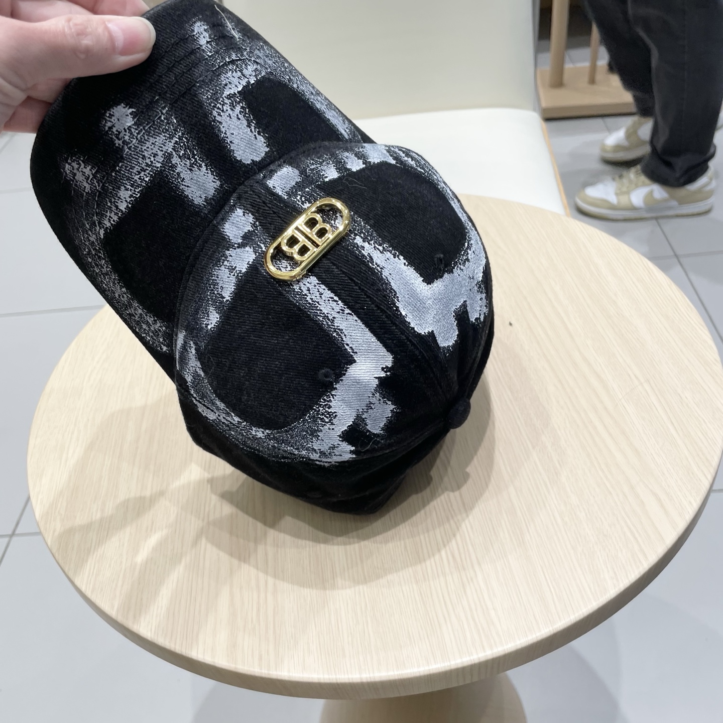  BALENCIAGA巴黎世家新款logo棒球帽，很酷的色系，男女佩戴都有不同style，第一批抢先出货