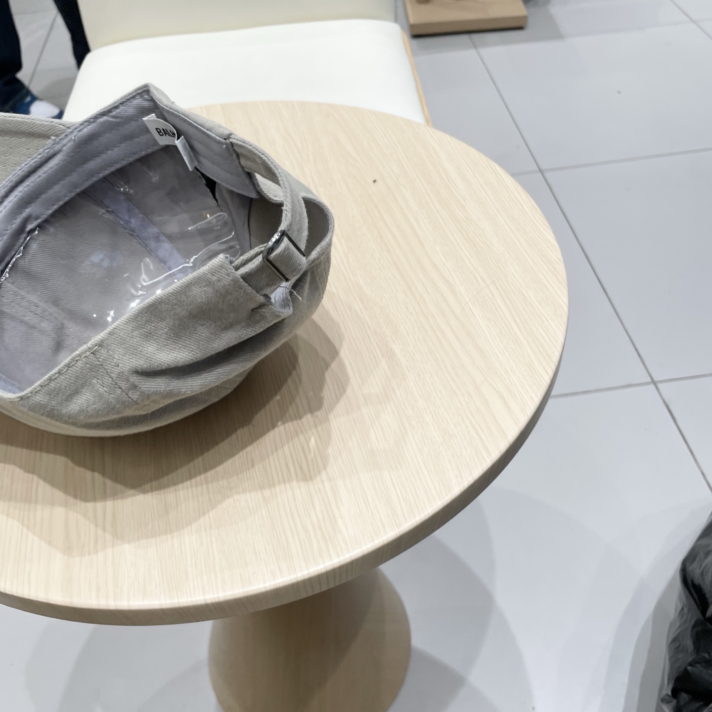  BALENCIAGA巴黎世家新款logo棒球帽，很酷的色系，男女佩戴都有不同style，第一批抢先出货