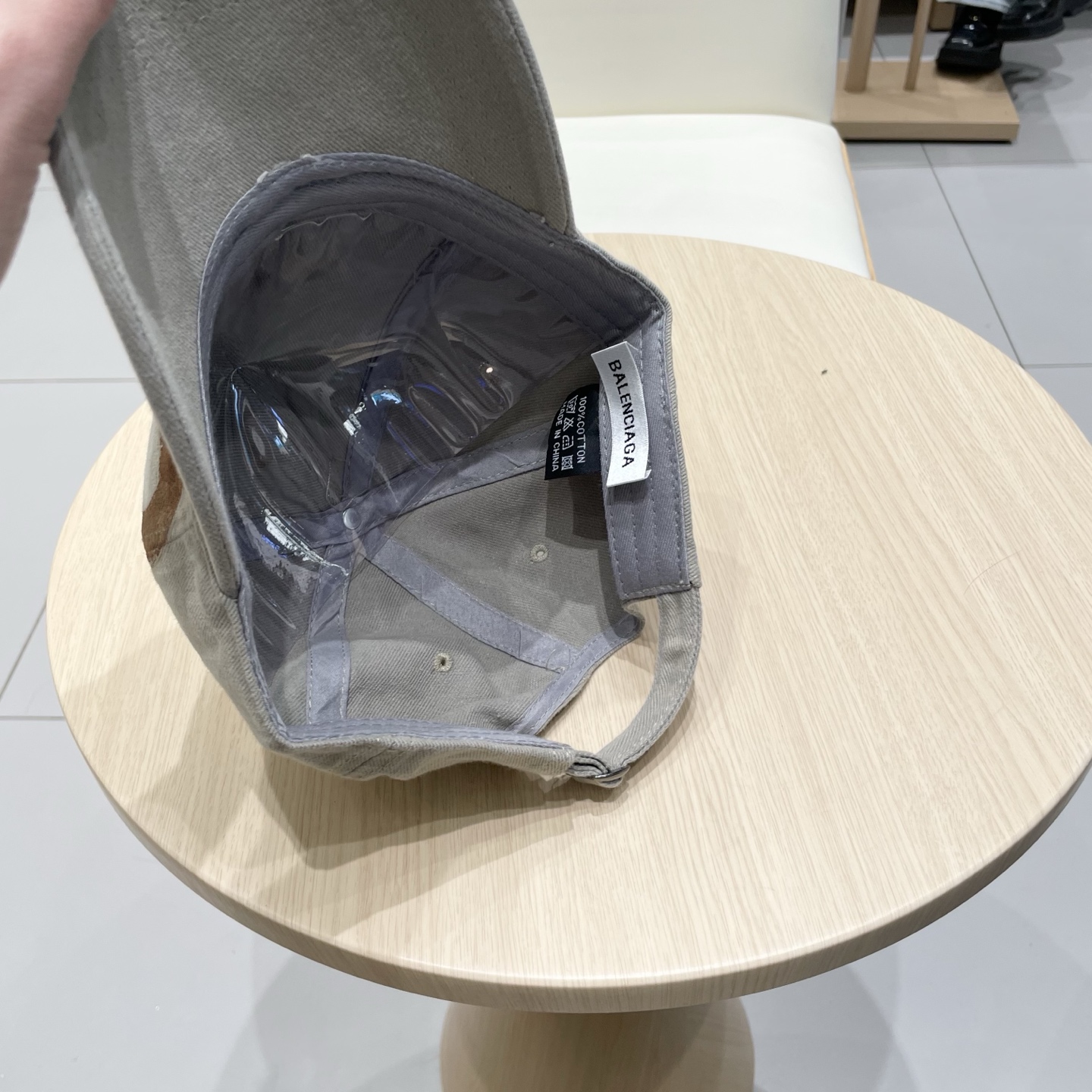  BALENCIAGA巴黎世家新款logo棒球帽，很酷的色系，男女佩戴都有不同style，第一批抢先出货