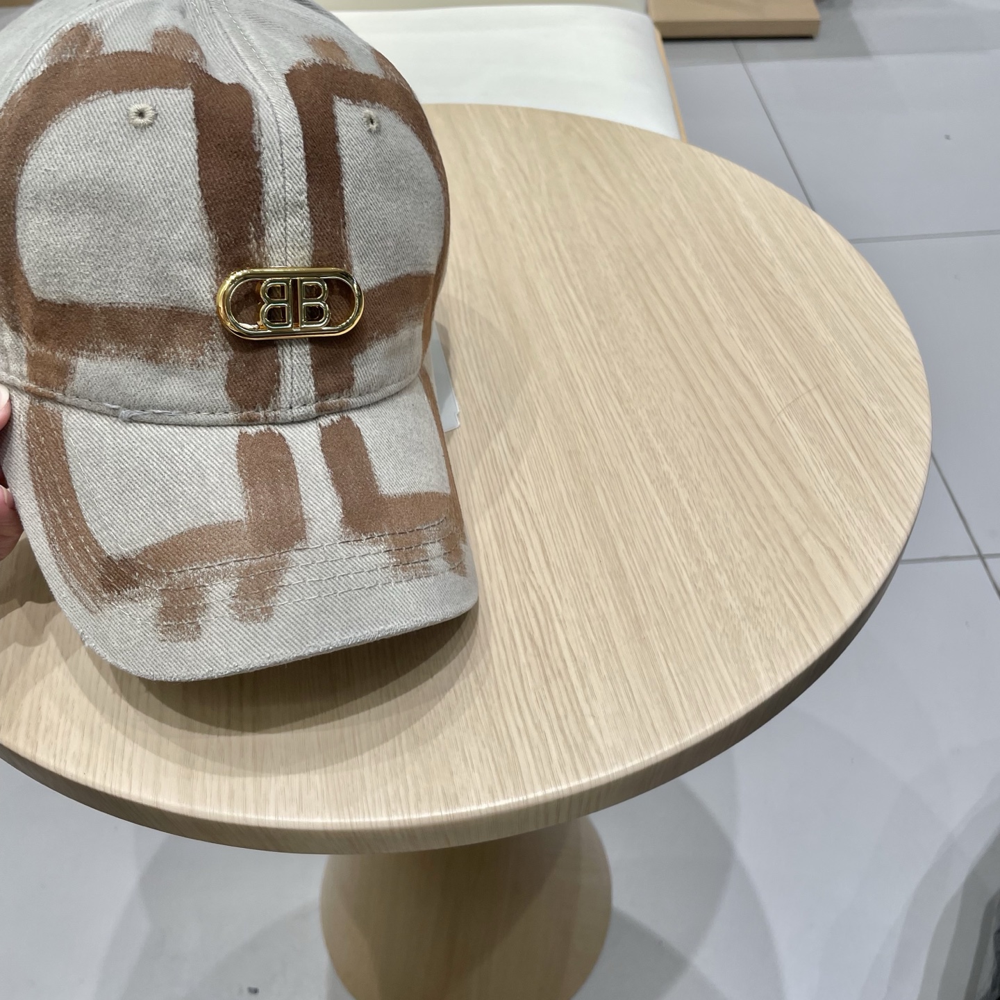  BALENCIAGA巴黎世家新款logo棒球帽，很酷的色系，男女佩戴都有不同style，第一批抢先出货