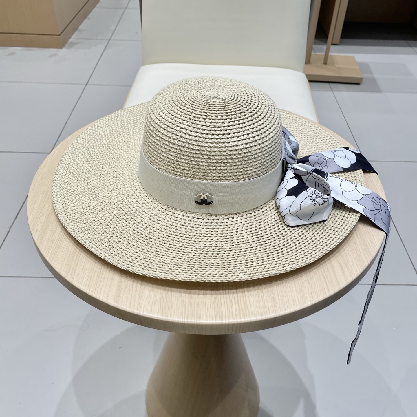 NO:224975,Chanel Chanel Ribbon Bow New Style Large-brimmed Sunscreen Straw Hats Must-have sun protection items on the street in the hot summer, it is also perfect for appointments at the beach, breathable cotton hats, straw hats, fisherman hats, baseball hats, knit hats, hats, chanel, chanel, espadrilles, hats19860909Chanel香奈儿丝带蝴蝶结新款大檐遮阳防晒草帽 炎炎夏日出街必备防晒单品, 海边约起也妥妥滴,透气棉四季可佩戴帽子草帽渔夫帽棒球帽针织帽,帽子,chanel,chanel,espadrilles,hats,hat