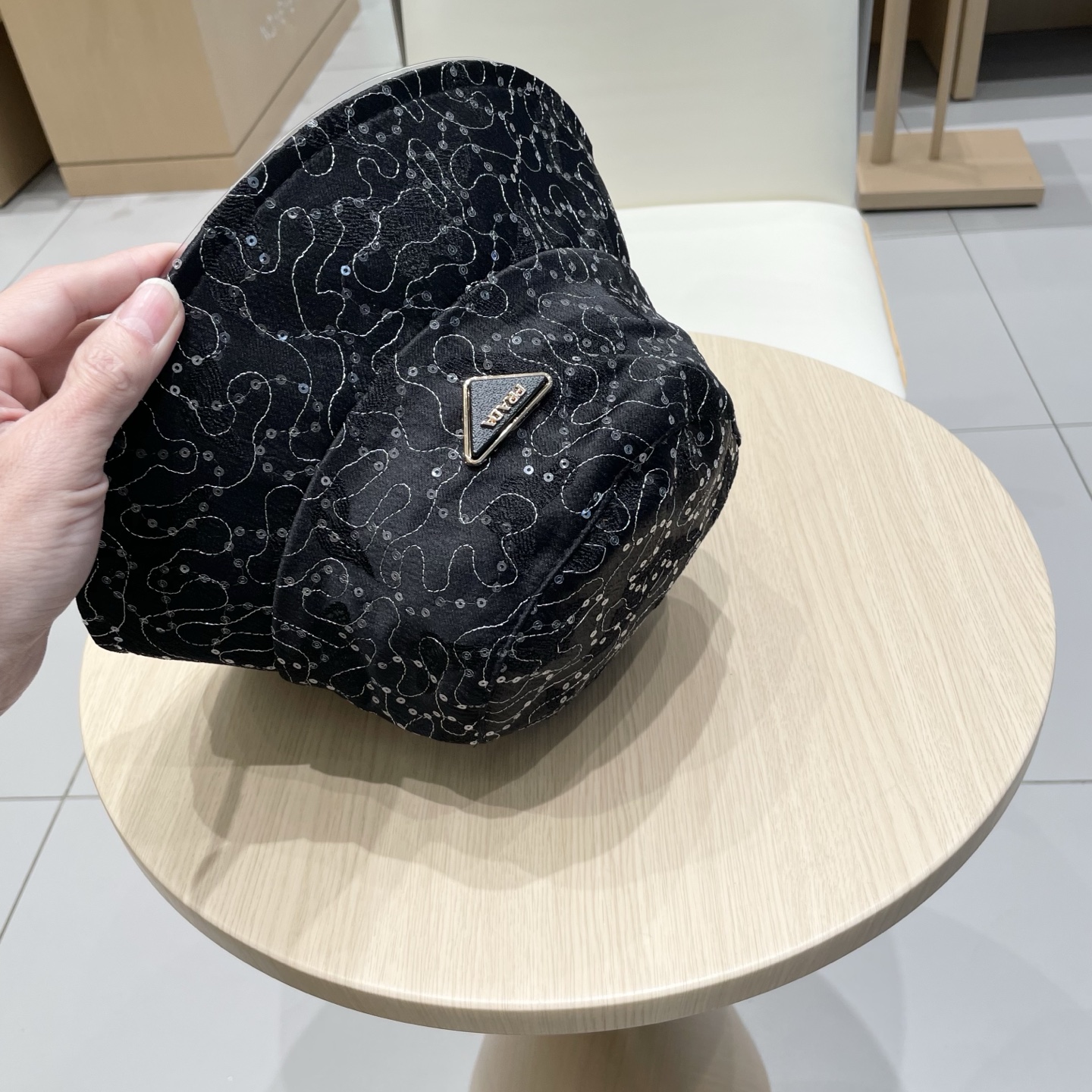  Prada普拉达渔夫帽，头围57cm