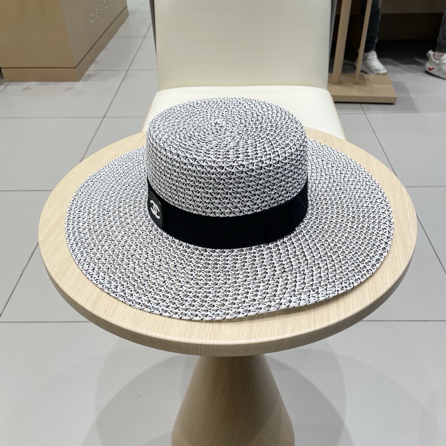   香奈儿chanel镂空平顶草帽女夏季度假休闲沙滩帽英伦礼帽出游防晒遮阳帽子