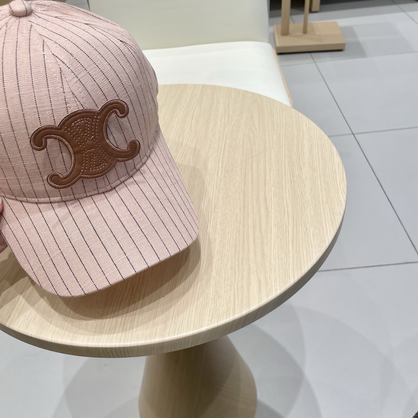   CELINE 塞琳 新款 🆕 棒球帽 🧢 
logo比较小一点 楦型 通通不一专柜热卖款轻盈透气
完