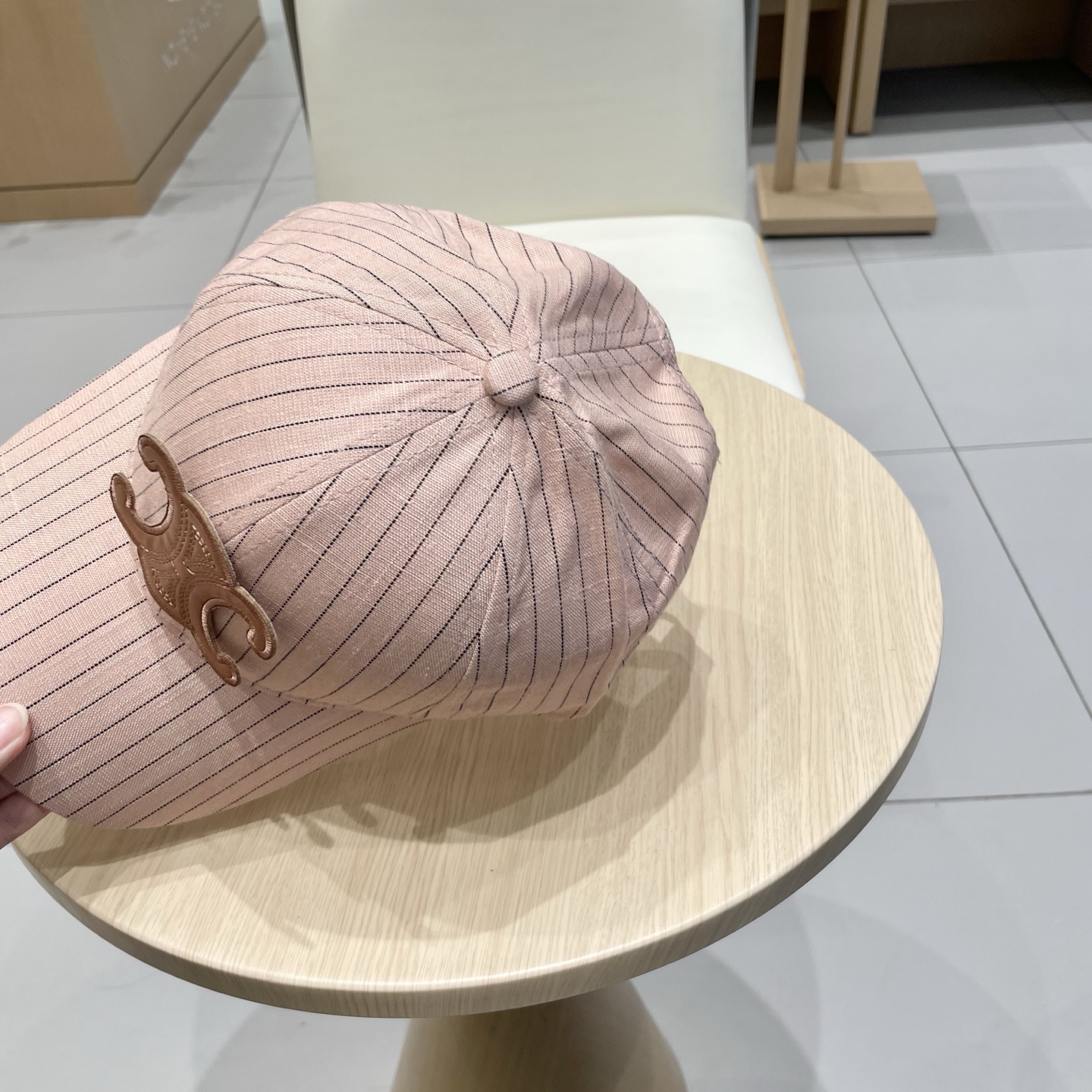   CELINE 塞琳 新款 🆕 棒球帽 🧢 
logo比较小一点 楦型 通通不一专柜热卖款轻盈透气
完