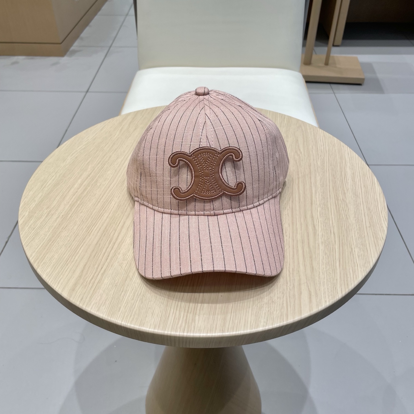   CELINE 塞琳 新款 🆕 棒球帽 🧢 
logo比较小一点 楦型 通通不一专柜热卖款轻盈透气
完