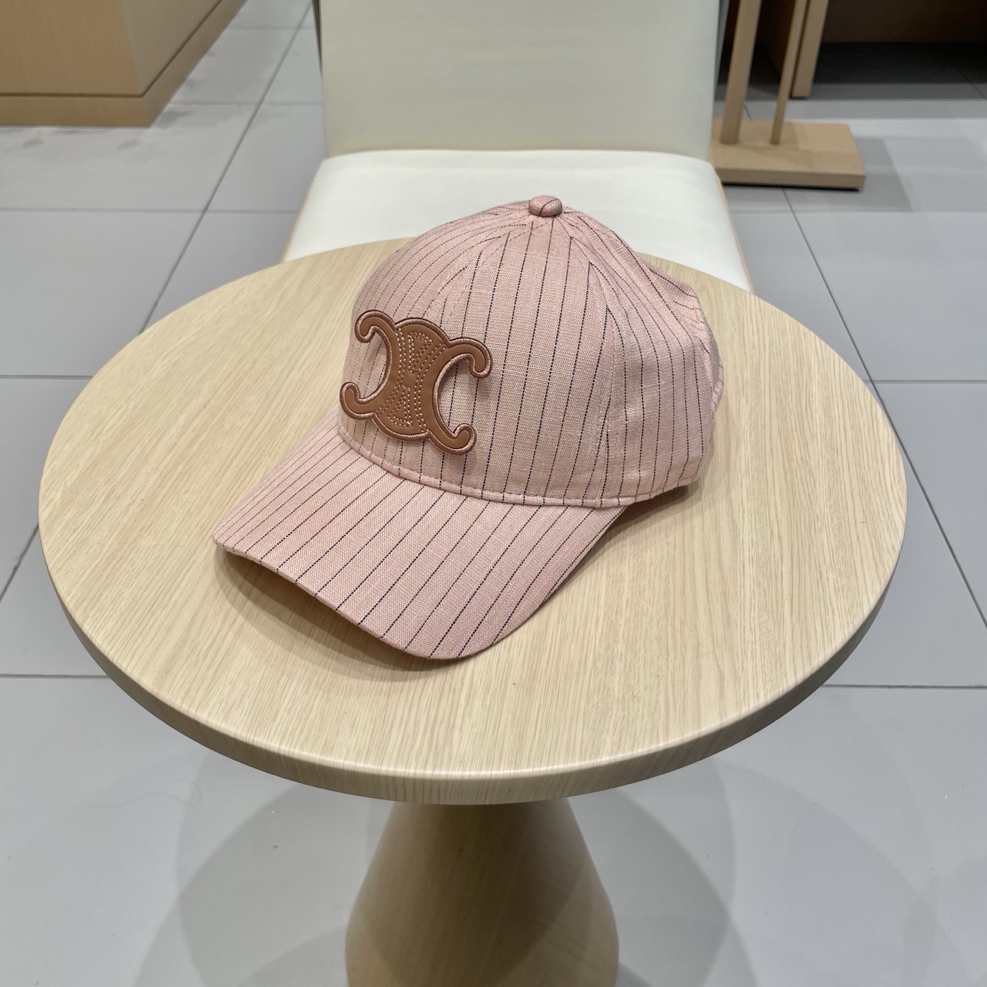   CELINE 塞琳 新款 🆕 棒球帽 🧢 
logo比较小一点 楦型 通通不一专柜热卖款轻盈透气
完
