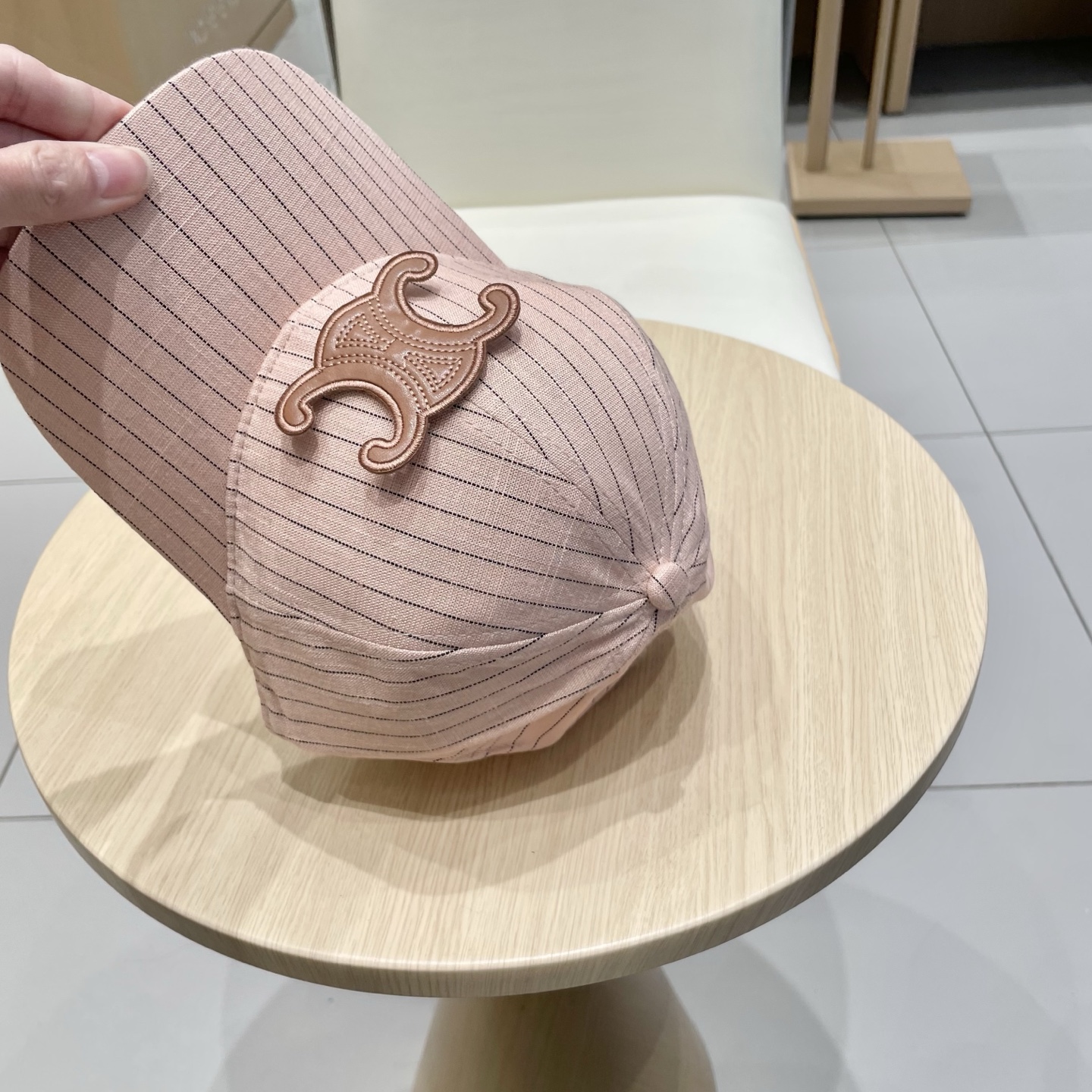   CELINE 塞琳 新款 🆕 棒球帽 🧢 
logo比较小一点 楦型 通通不一专柜热卖款轻盈透气
完