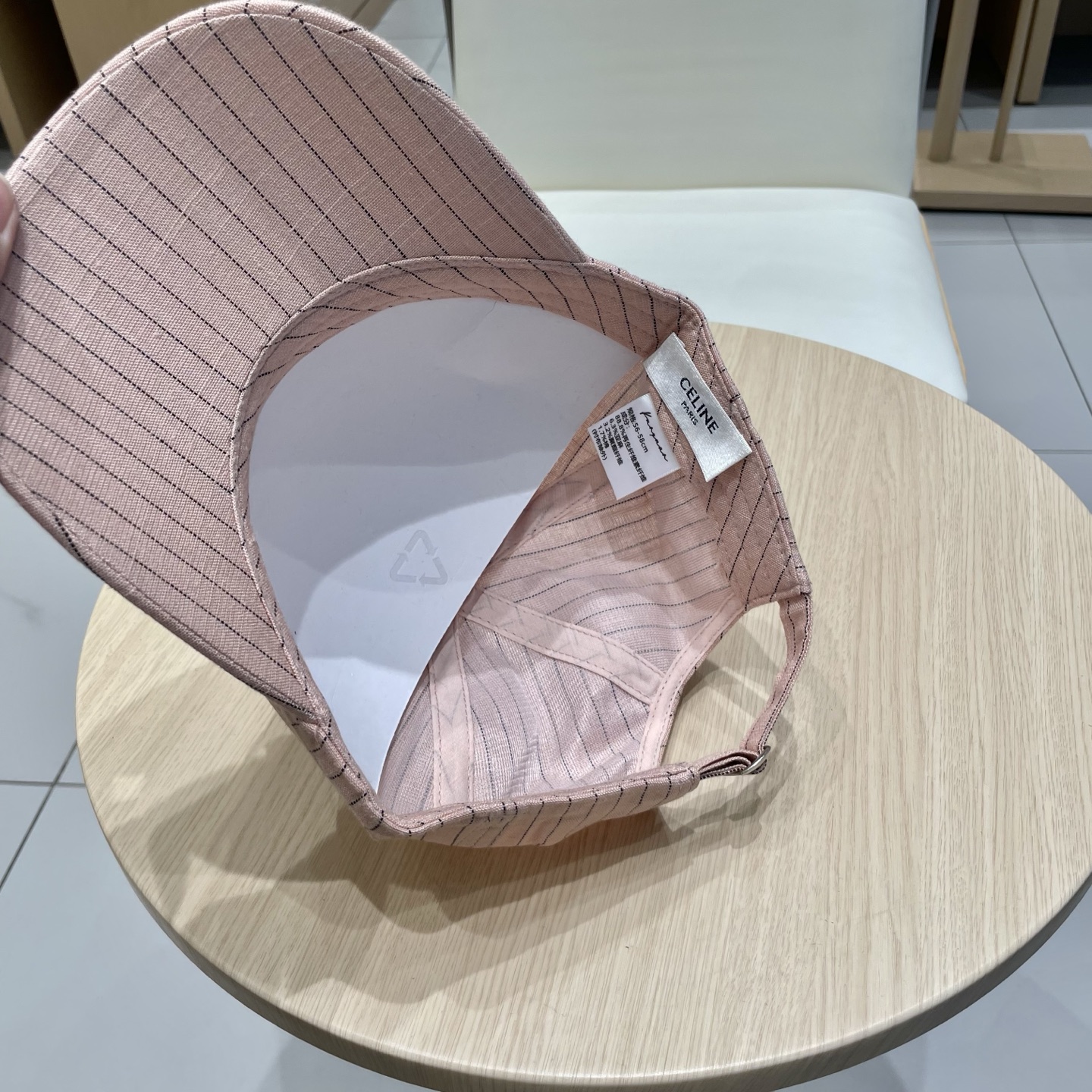   CELINE 塞琳 新款 🆕 棒球帽 🧢 
logo比较小一点 楦型 通通不一专柜热卖款轻盈透气
完