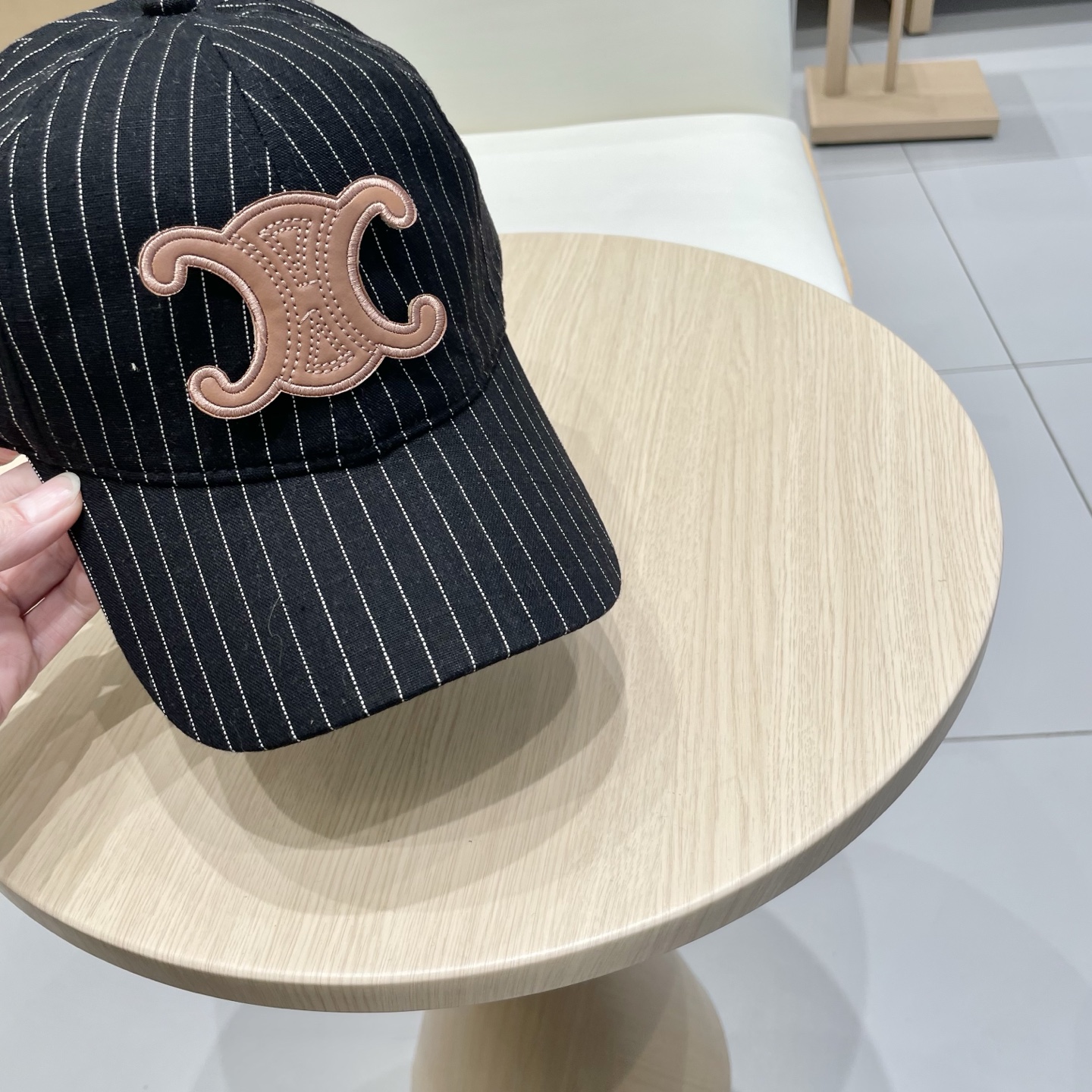   CELINE 塞琳 新款 🆕 棒球帽 🧢 
logo比较小一点 楦型 通通不一专柜热卖款轻盈透气
完