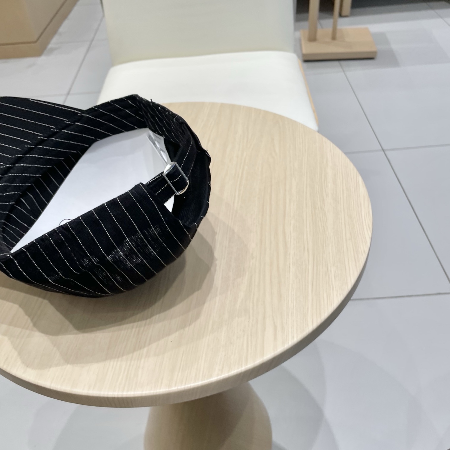   CELINE 塞琳 新款 🆕 棒球帽 🧢 
logo比较小一点 楦型 通通不一专柜热卖款轻盈透气
完