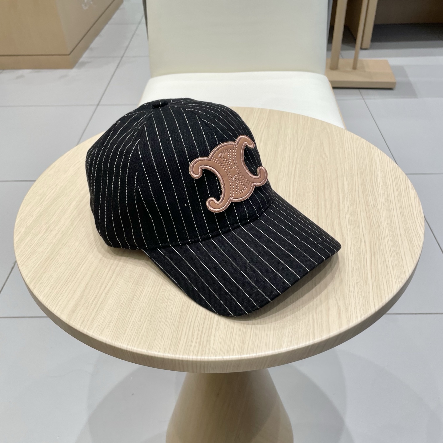   CELINE 塞琳 新款 🆕 棒球帽 🧢 
logo比较小一点 楦型 通通不一专柜热卖款轻盈透气
完