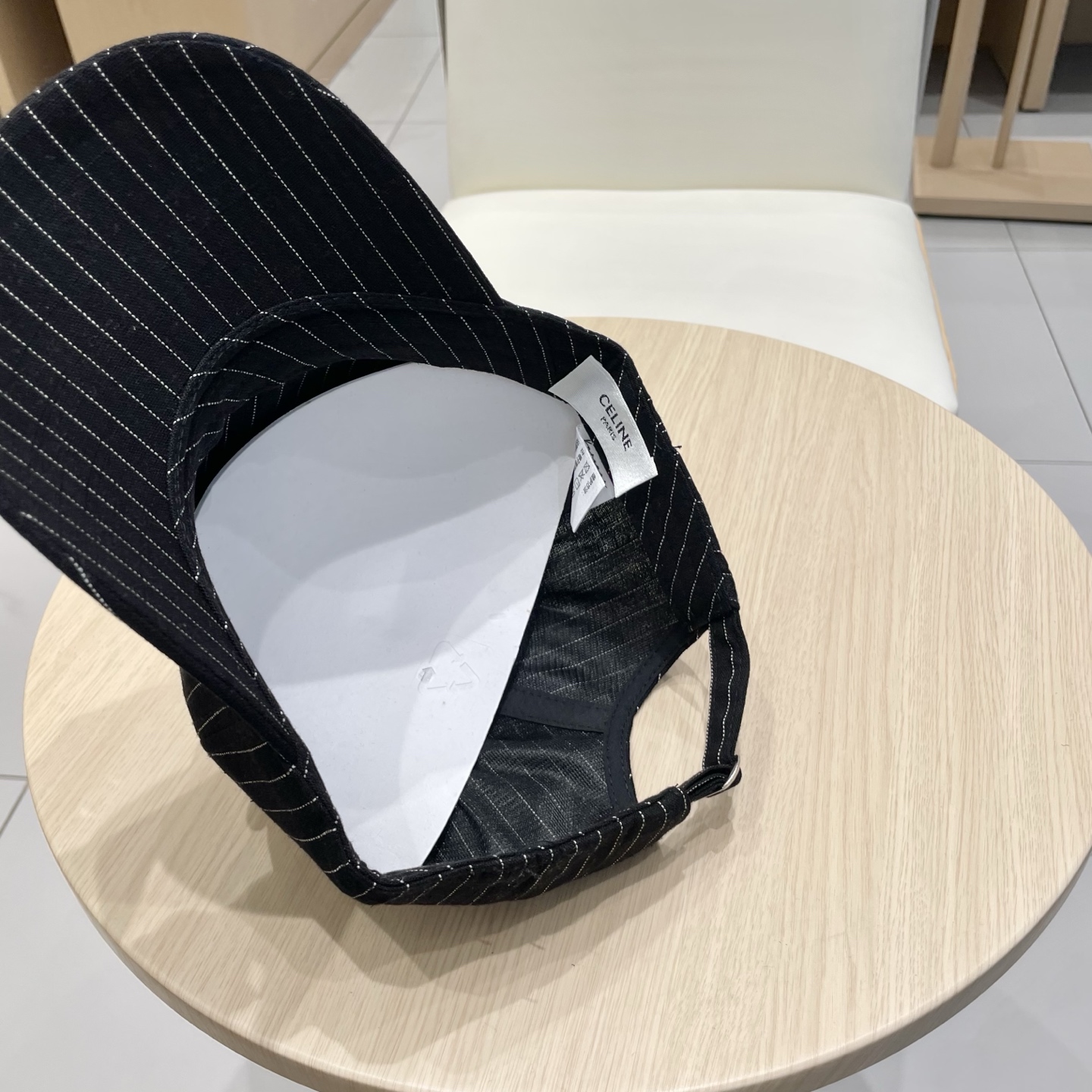   CELINE 塞琳 新款 🆕 棒球帽 🧢 
logo比较小一点 楦型 通通不一专柜热卖款轻盈透气
完