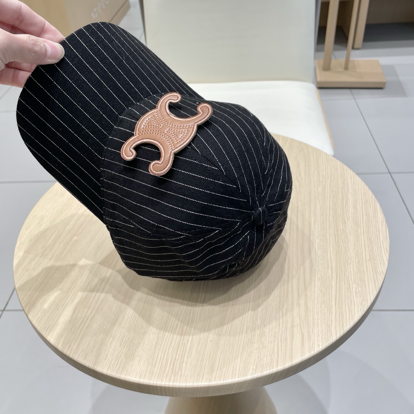   CELINE 塞琳 新款 🆕 棒球帽 🧢 
logo比较小一点 楦型 通通不一专柜热卖款轻盈透气
完