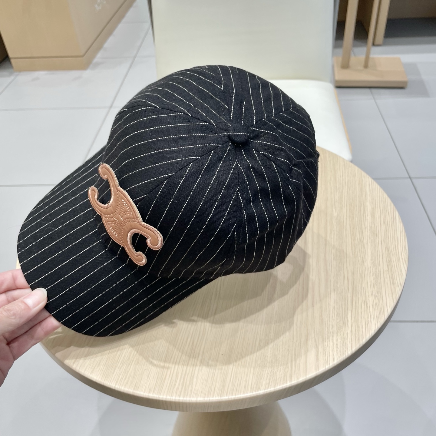   CELINE 塞琳 新款 🆕 棒球帽 🧢 
logo比较小一点 楦型 通通不一专柜热卖款轻盈透气
完