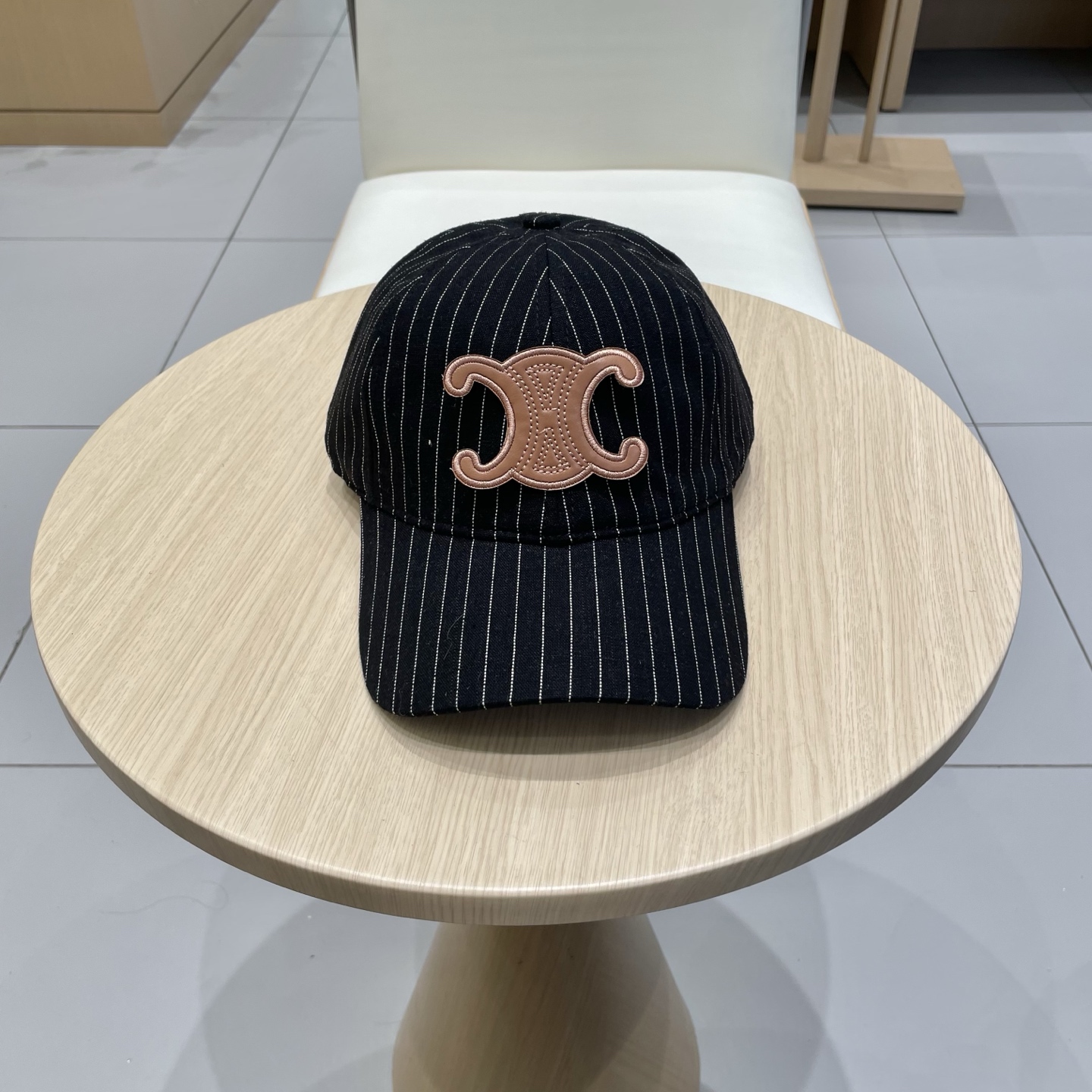   CELINE 塞琳 新款 🆕 棒球帽 🧢 
logo比较小一点 楦型 通通不一专柜热卖款轻盈透气
完