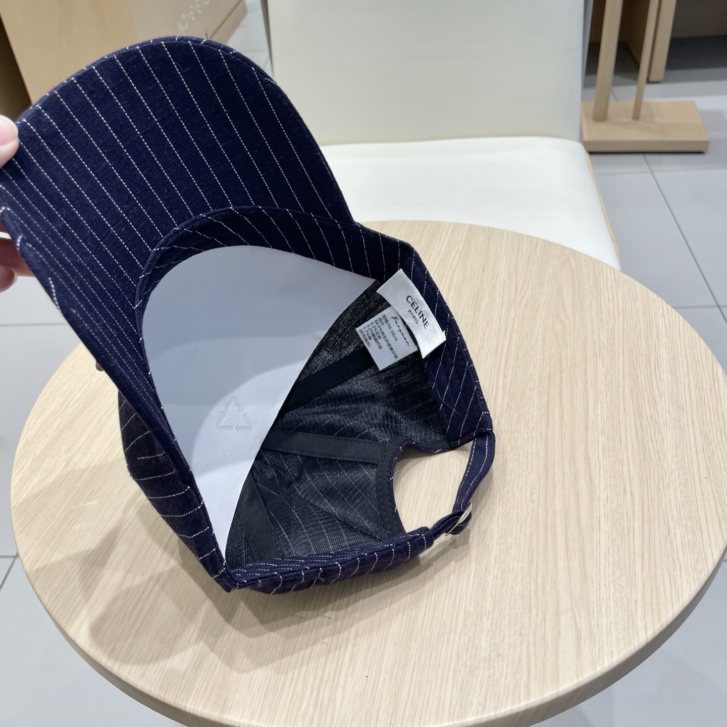   CELINE 塞琳 新款 🆕 棒球帽 🧢 
logo比较小一点 楦型 通通不一专柜热卖款轻盈透气
完