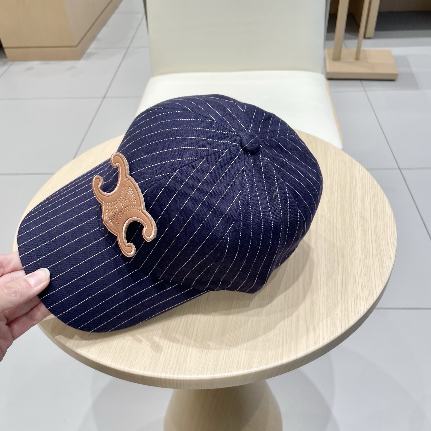   CELINE 塞琳 新款 🆕 棒球帽 🧢 
logo比较小一点 楦型 通通不一专柜热卖款轻盈透气
完