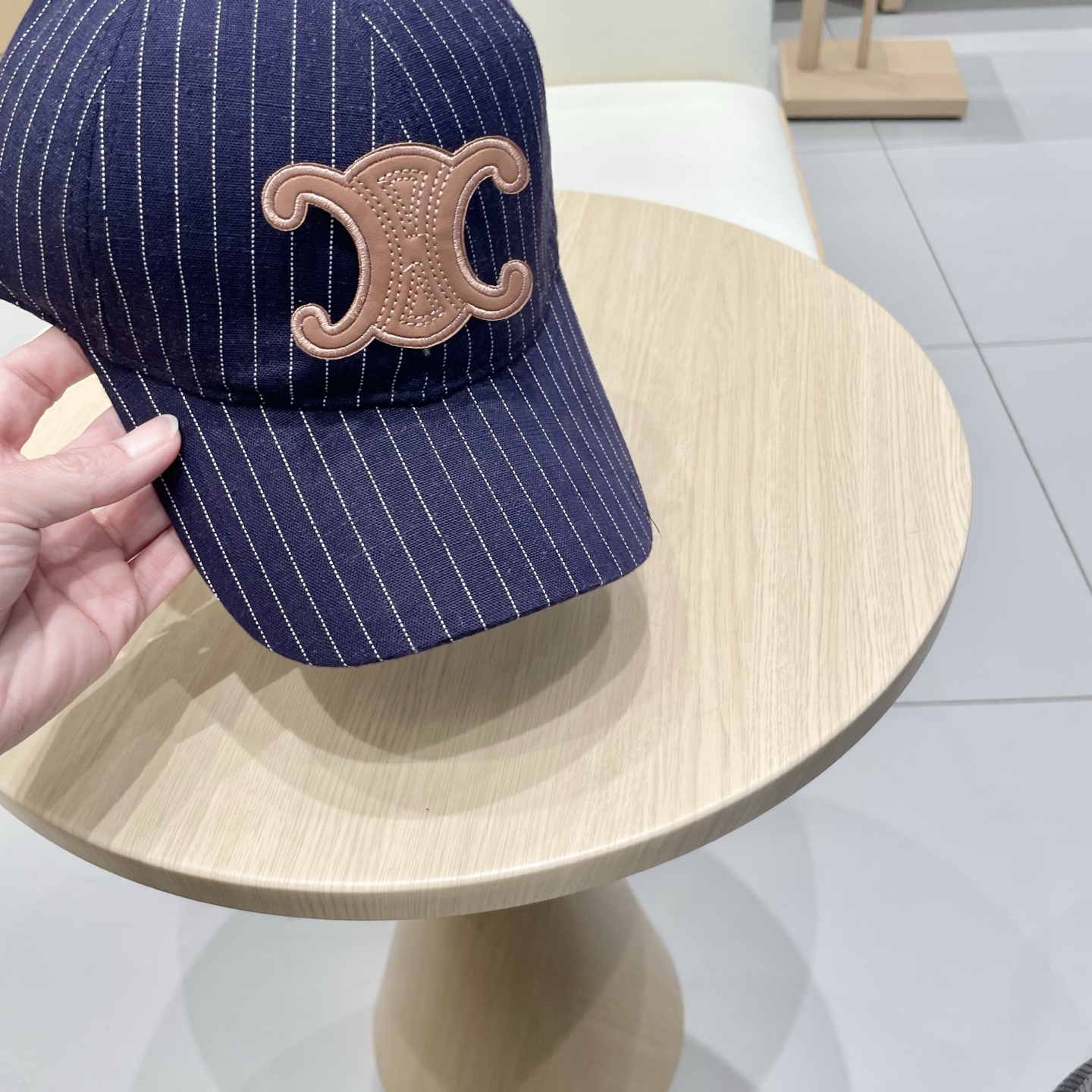   CELINE 塞琳 新款 🆕 棒球帽 🧢 
logo比较小一点 楦型 通通不一专柜热卖款轻盈透气
完